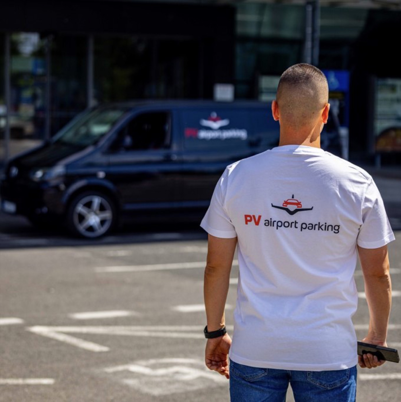 Šofér PV airport parking pri transferovej dodávke